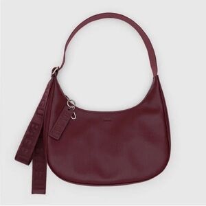 NWOT BAGGU Medium Recycled Leather Crescent Bag
Mahogany
